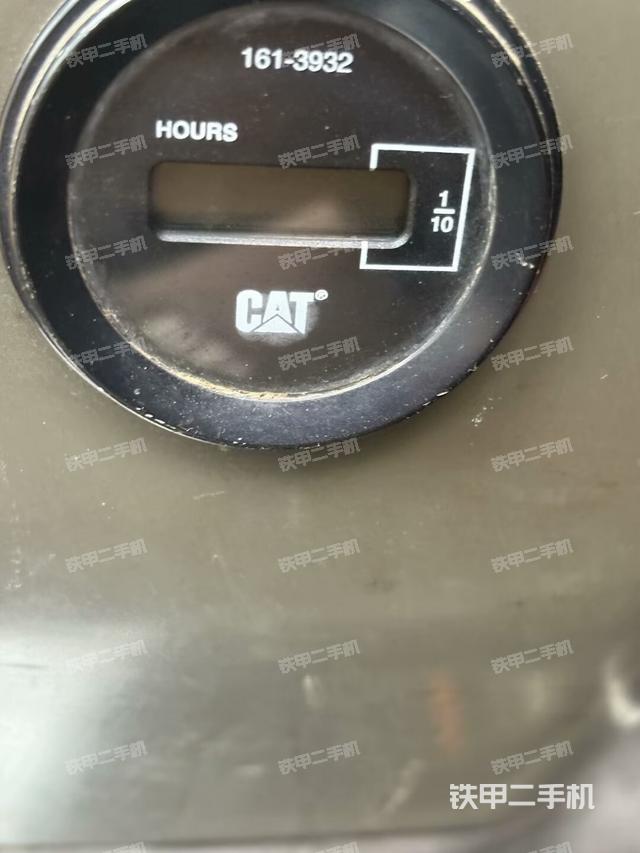 行走控制手柄和踏板?俯拍(駕駛室部分) 行走控制手柄和踏板?俯拍(駕駛室部分)