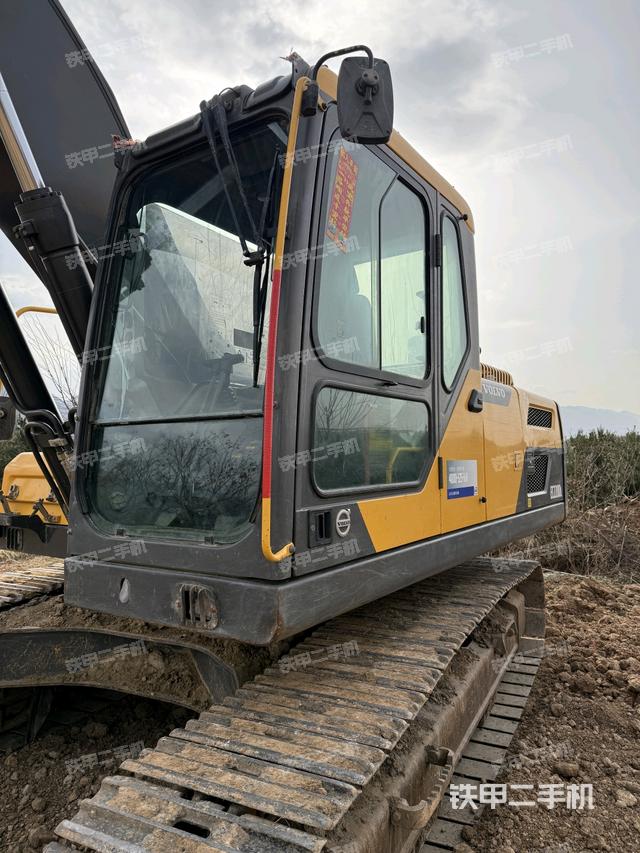 駕駛室整體(整機(jī)外觀) 駕駛室整體(整機(jī)外觀)