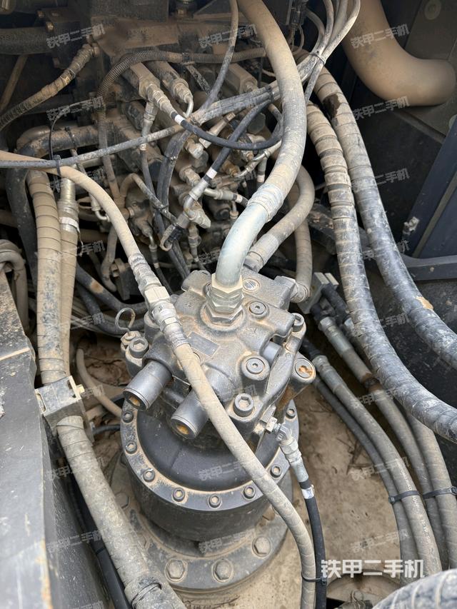 回轉(zhuǎn)馬達(dá)和主控閥（整機(jī)外觀）