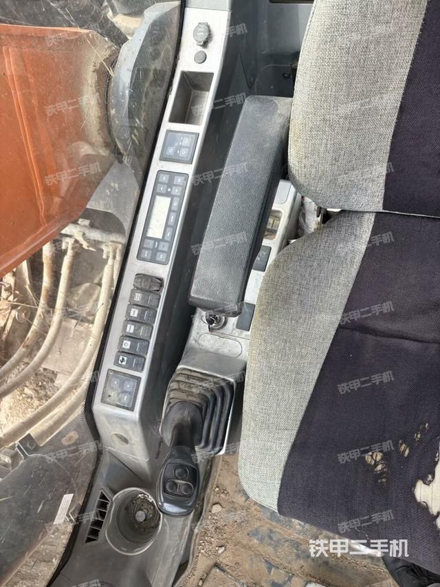 座椅左側(cè)控制臺/音響/含左手柄(駕駛室部分) 座椅左側(cè)控制臺/音響/含左手柄(駕駛室部分)