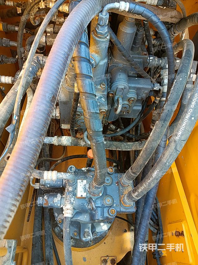 回轉(zhuǎn)馬達(dá)和主控閥（整機(jī)外觀）