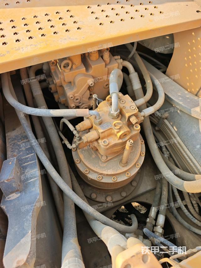 回轉(zhuǎn)馬達和主控閥(整機外觀) 回轉(zhuǎn)馬達和主控閥(整機外觀)