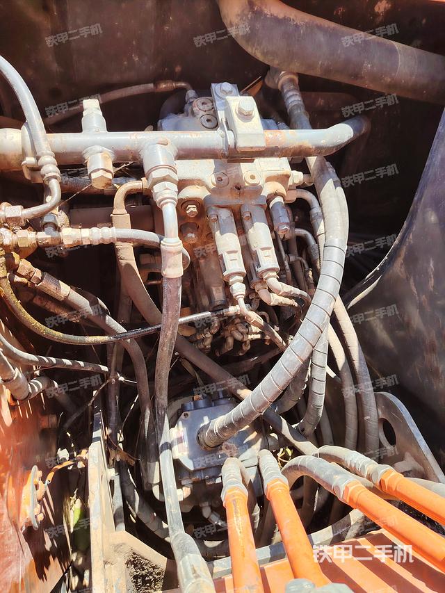 液压泵舱室正面整体（整机外观）