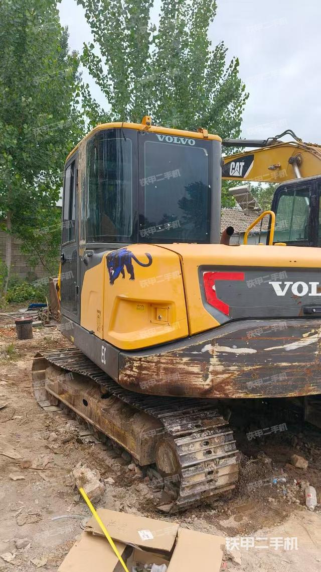 液压泵舱室正面整体（整机外观）