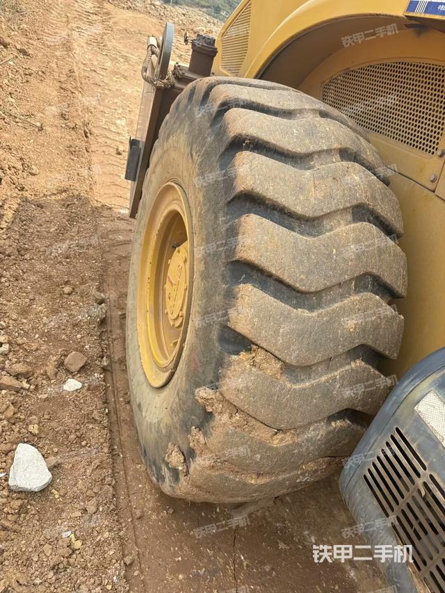 前車架正右側（壓路機前后車架）