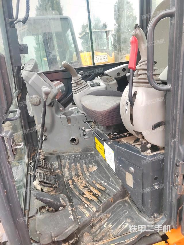 駕駛室整體(整機(jī)外觀) 駕駛室整體(整機(jī)外觀)