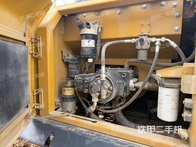 液壓泵艙室正面整體（整機外觀）