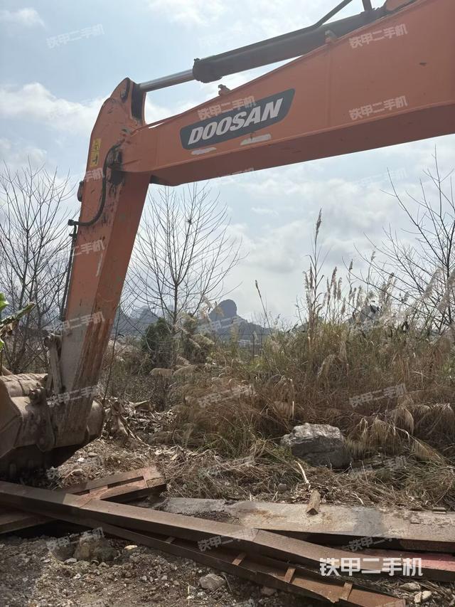 大臂根部?斜視(工作和回轉(zhuǎn)裝置) 大臂根部?斜視(工作和回轉(zhuǎn)裝置)