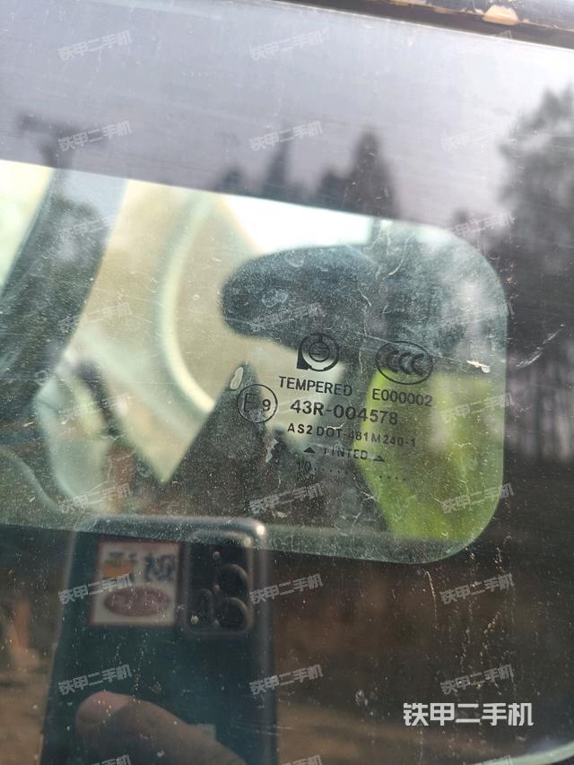 左后方玻璃角標（駕駛室部分）