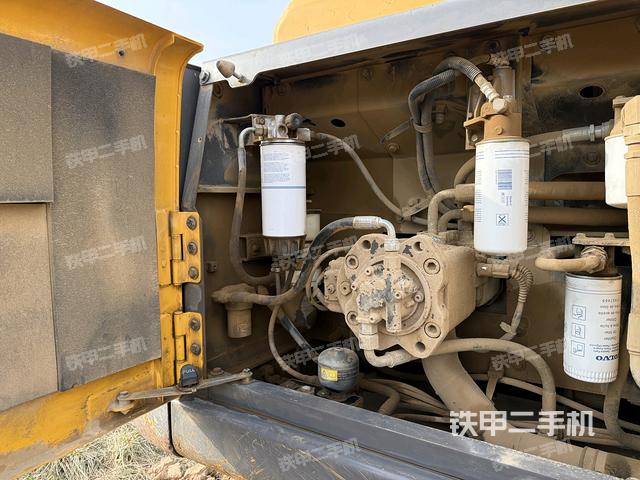 液壓泵艙室正面整體(整機(jī)外觀) 液壓泵艙室正面整體(整機(jī)外觀)