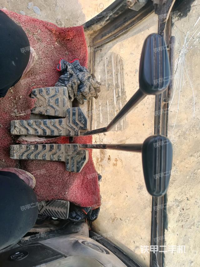 行走控制手柄和踏板?俯拍（駕駛室部分）