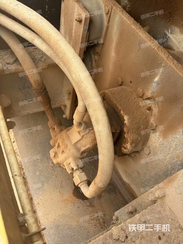 后輪右側全景（壓路機前后車架）