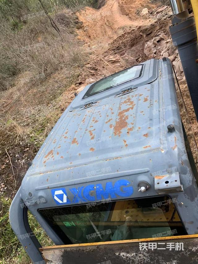 駕駛室頂部(整機(jī)外觀) 駕駛室頂部(整機(jī)外觀)