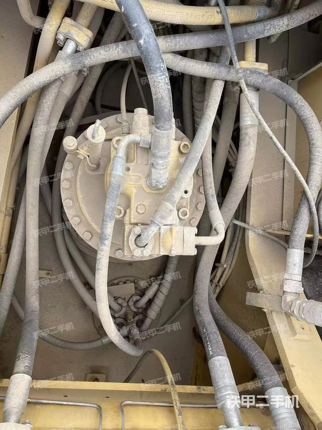 回轉(zhuǎn)馬達(dá)和主控閥(整機外觀) 回轉(zhuǎn)馬達(dá)和主控閥(整機外觀)