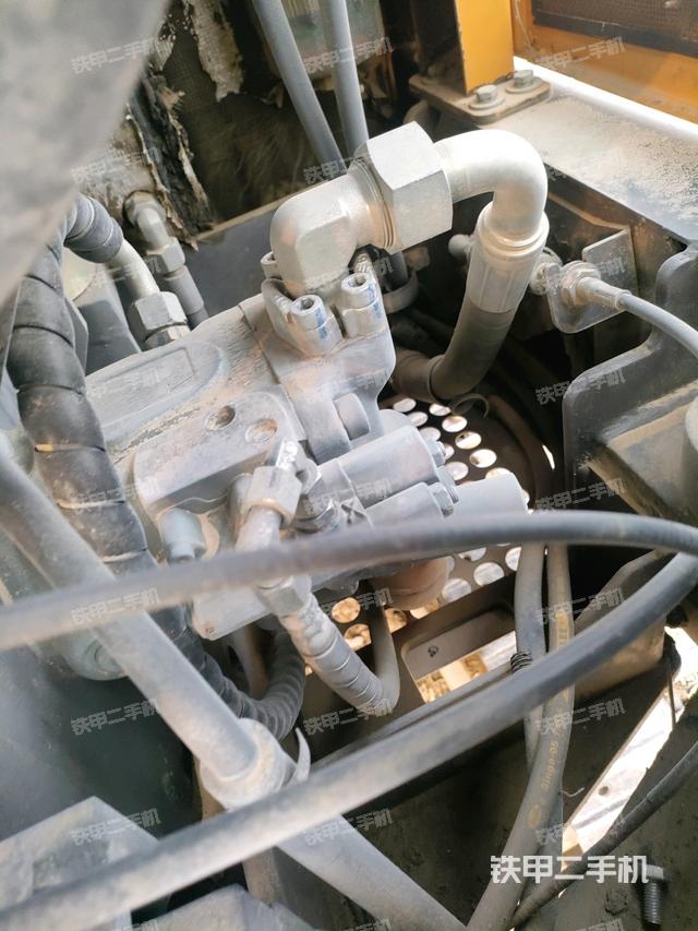 液壓泵艙室正面整體(整機(jī)外觀) 液壓泵艙室正面整體(整機(jī)外觀)