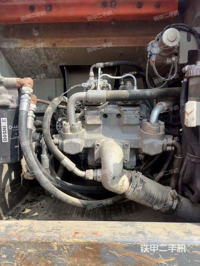 液壓泵艙室正面整體(整機(jī)外觀) 液壓泵艙室正面整體(整機(jī)外觀)