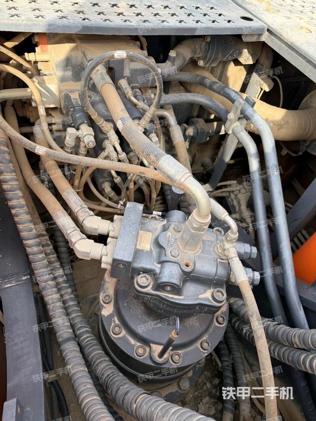 回轉(zhuǎn)馬達(dá)和主控閥（整機(jī)外觀）