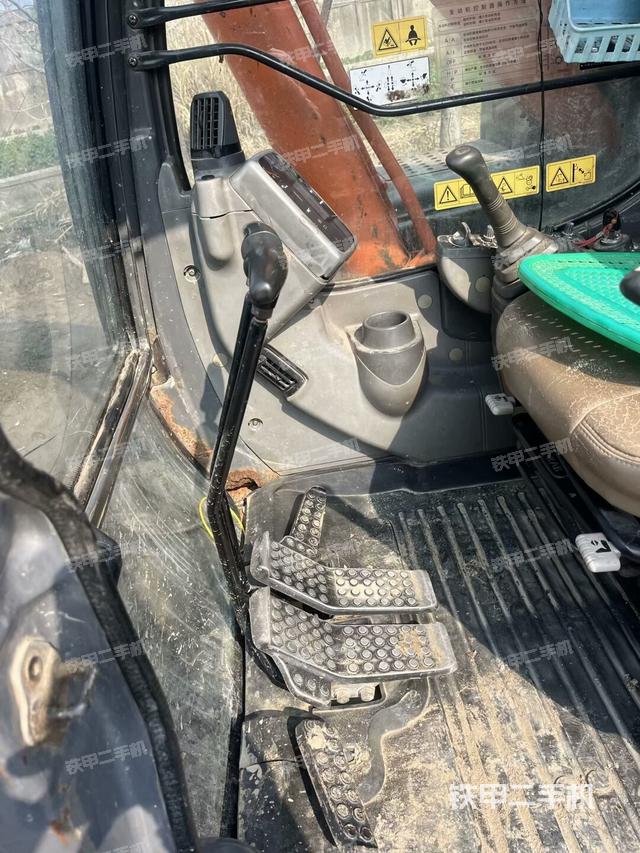 駕駛室整體(整機(jī)外觀) 駕駛室整體(整機(jī)外觀)