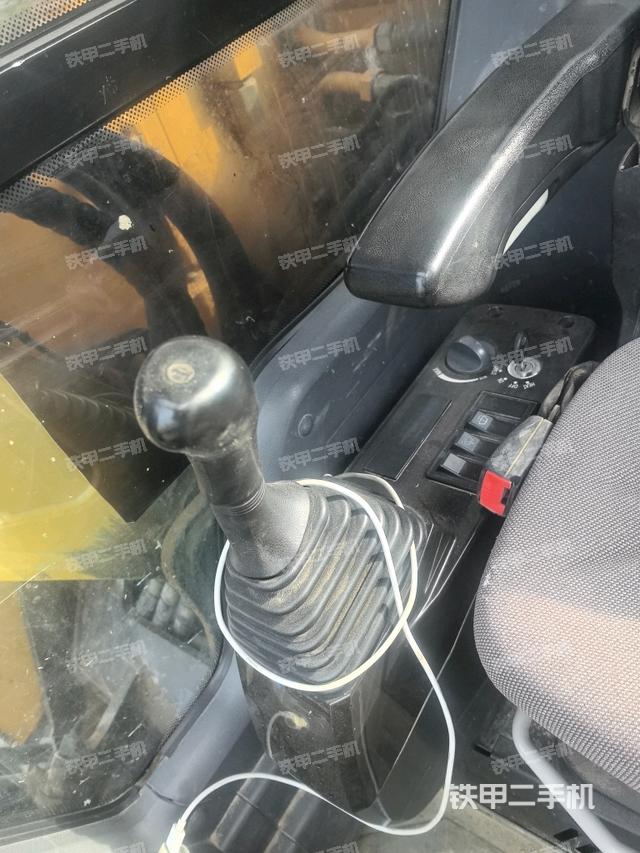 座椅右側(cè)控制臺(tái)/鑰匙門/油門/含右手柄（駕駛室部分）