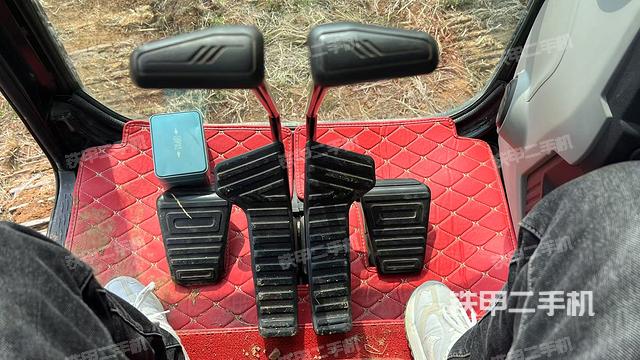 行走控制手柄和踏板?俯拍（駕駛室部分）