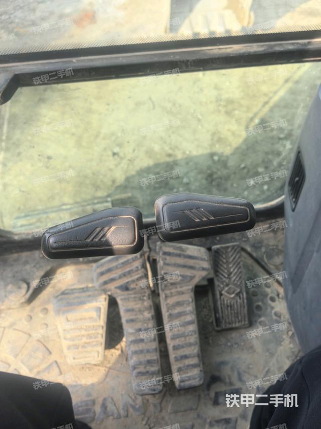 行走控制手柄和踏板?俯拍（駕駛室部分）
