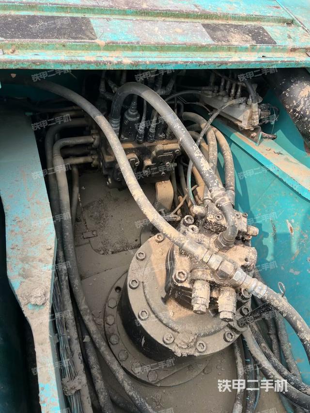 回轉(zhuǎn)馬達(dá)和主控閥（整機(jī)外觀）