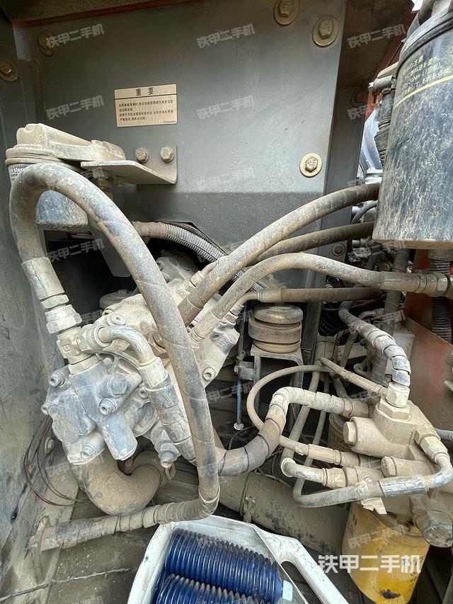 液压泵舱室正面整体（整机外观）