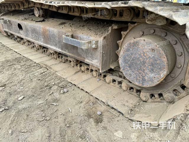 單側(cè)履帶整體(整機(jī)外觀) 單側(cè)履帶整體(整機(jī)外觀)