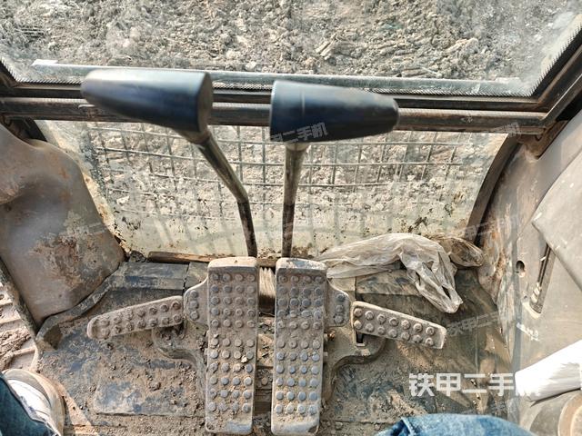 行走控制手柄和踏板?俯拍（駕駛室部分）