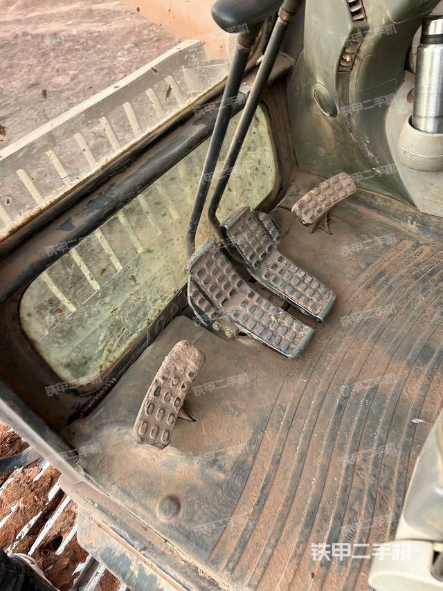 行走控制手柄和踏板?俯拍（駕駛室部分）