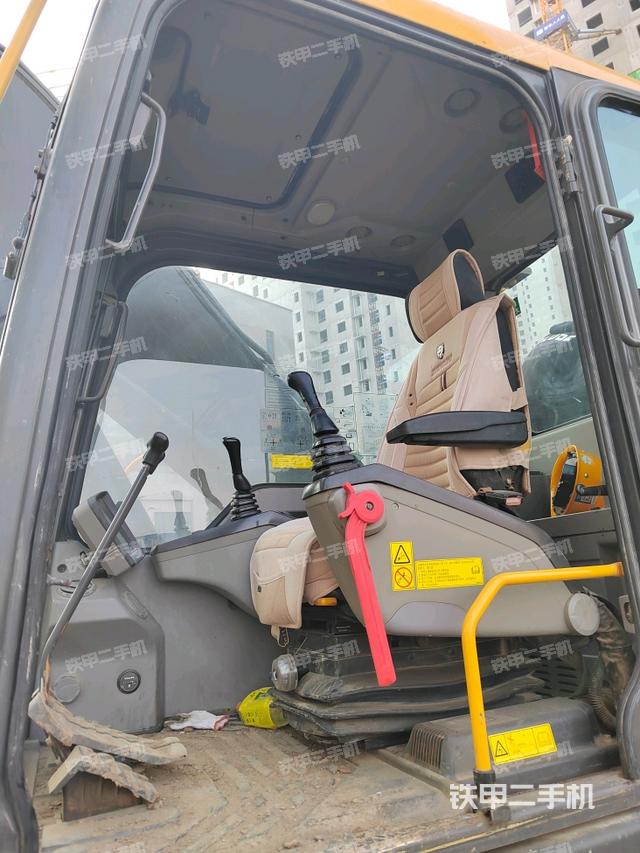 駕駛室整體(整機(jī)外觀) 駕駛室整體(整機(jī)外觀)