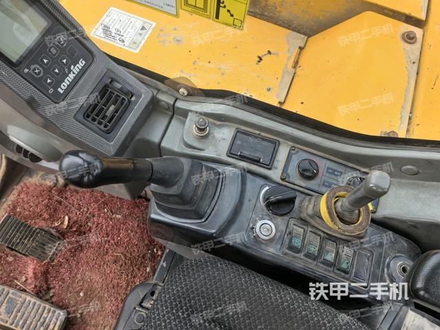 座椅右側(cè)控制臺(tái)/鑰匙門/油門/含右手柄(駕駛室部分) 座椅右側(cè)控制臺(tái)/鑰匙門/油門/含右手柄(駕駛室部分)