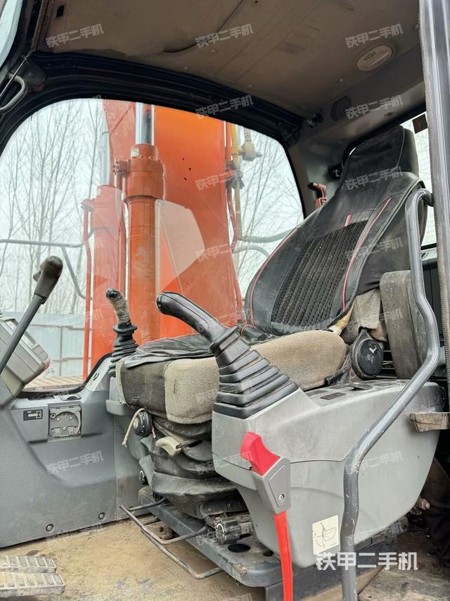 駕駛室整體(整機(jī)外觀) 駕駛室整體(整機(jī)外觀)