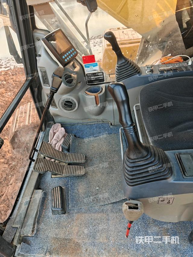 座椅右側(cè)控制臺(tái)/鑰匙門/油門/含右手柄（駕駛室部分）