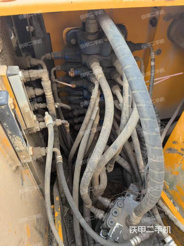 回轉(zhuǎn)馬達(dá)和主控閥（整機(jī)外觀）