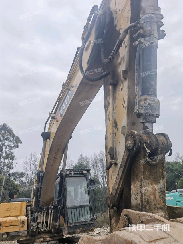 大臂油缸整体 竖拍（工作和回转装置）