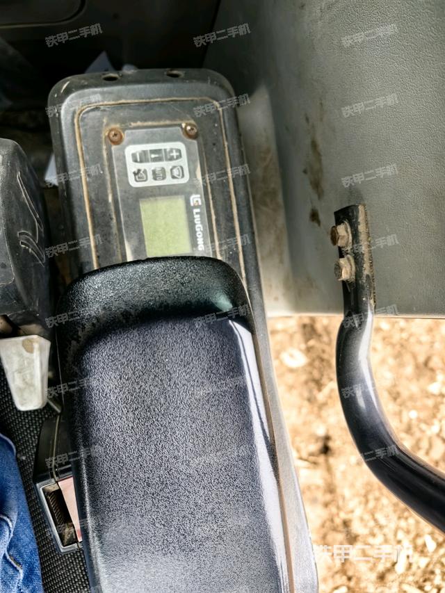 座椅左側(cè)控制臺(tái)/音響/含左手柄（駕駛室部分）