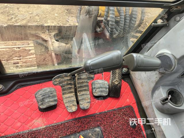 行走控制手柄和踏板?俯拍(駕駛室部分) 行走控制手柄和踏板?俯拍(駕駛室部分)