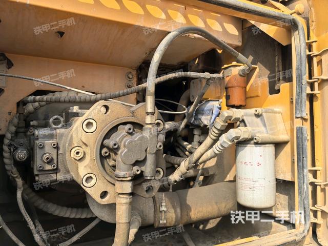 液壓泵艙室正面整體(整機外觀) 液壓泵艙室正面整體(整機外觀)