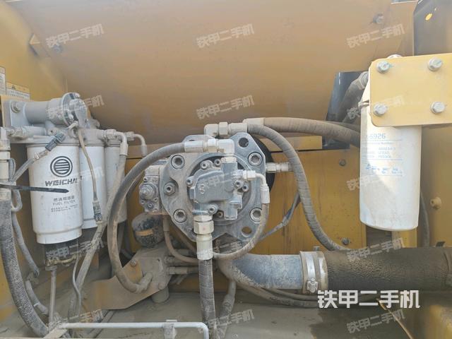 液壓泵艙室正面整體(整機外觀) 液壓泵艙室正面整體(整機外觀)