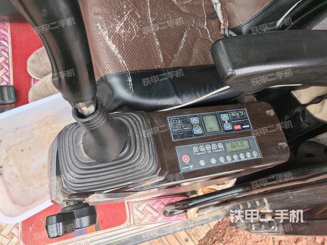 座椅右側(cè)控制臺(tái)/鑰匙門/油門/含右手柄（駕駛室部分）