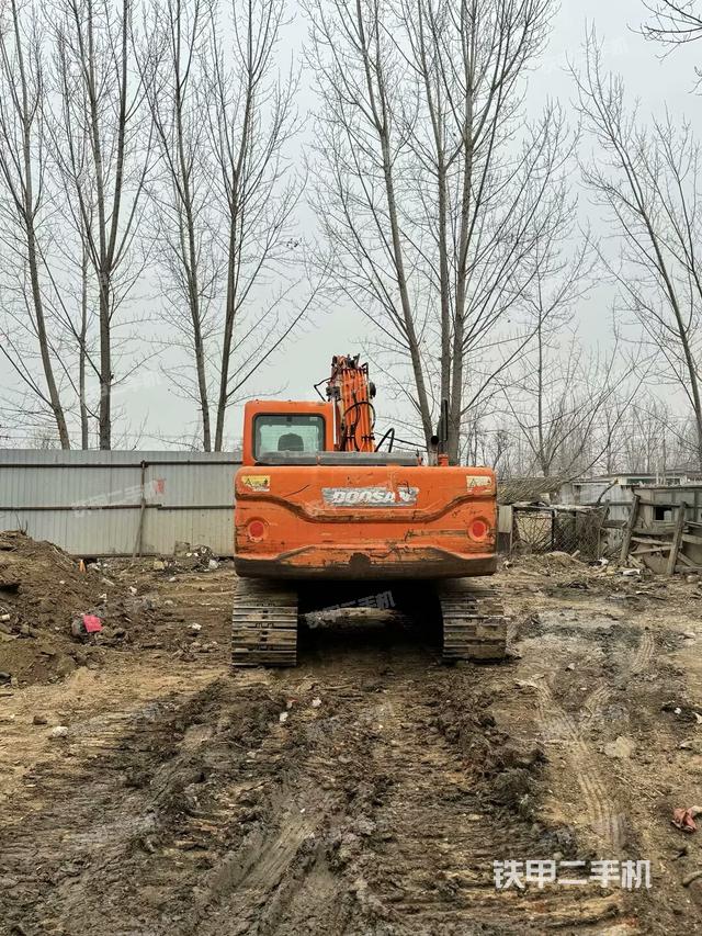 駕駛室頂部(整機(jī)外觀) 駕駛室頂部(整機(jī)外觀)
