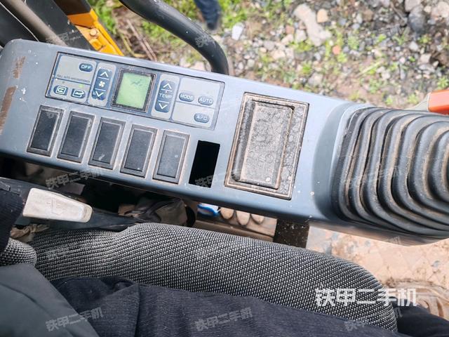 座椅右側(cè)控制臺(tái)/鑰匙門/油門/含右手柄(駕駛室部分) 座椅右側(cè)控制臺(tái)/鑰匙門/油門/含右手柄(駕駛室部分)