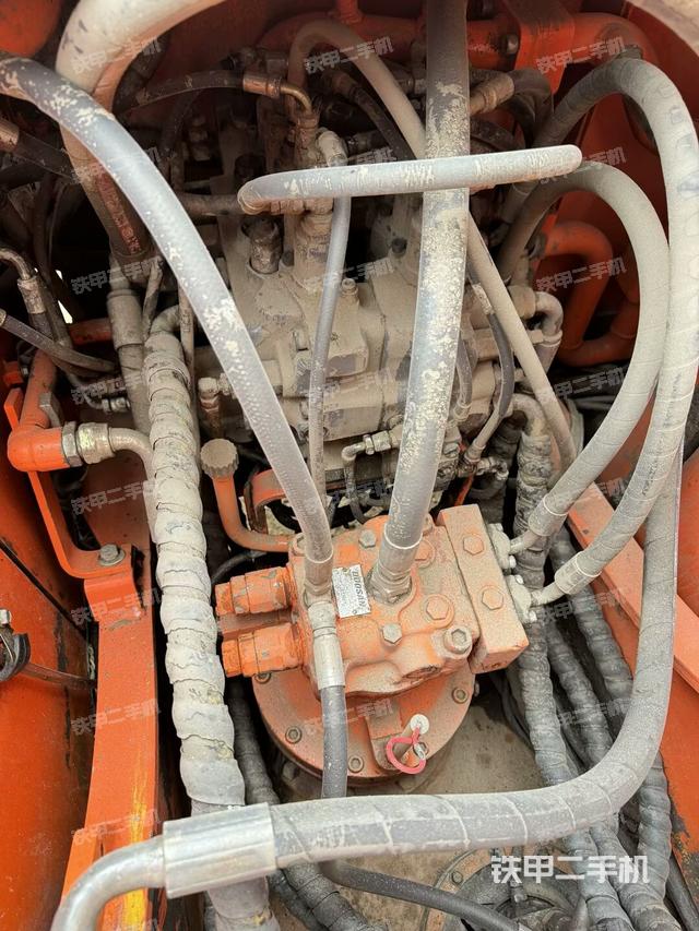 回轉(zhuǎn)馬達(dá)和主控閥(整機(jī)外觀) 回轉(zhuǎn)馬達(dá)和主控閥(整機(jī)外觀)