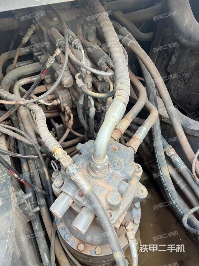 回轉馬達和主控閥（整機外觀）