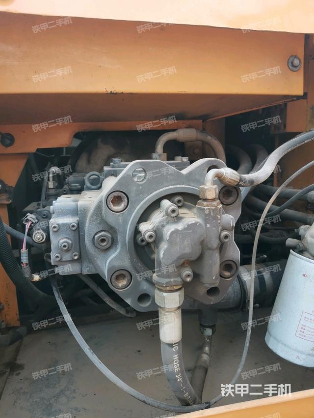 液壓泵艙室正面整體（整機外觀）