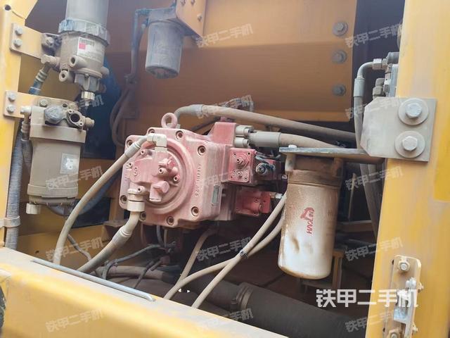 液壓泵艙室正面整體（整機外觀）