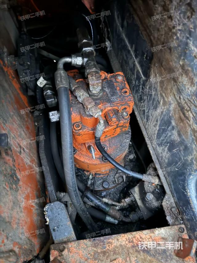 回转马达和主控阀（整机外观）