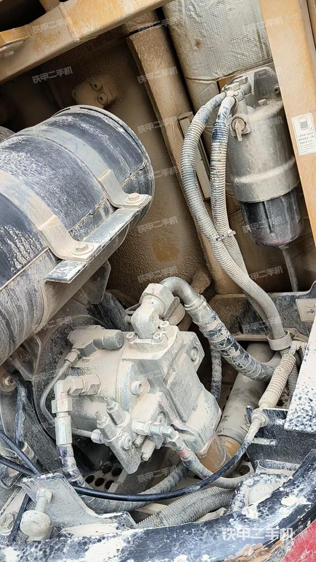 液压泵舱室正面整体（整机外观）