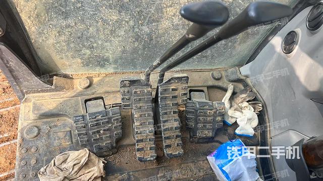 行走控制手柄和踏板?俯拍（駕駛室部分）